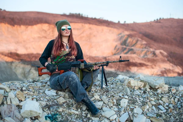 Sexy žena ozbrojená na pozadí hory — Stock fotografie