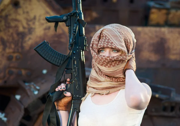 Mulher com uma arma no cachecol árabe — Fotografia de Stock