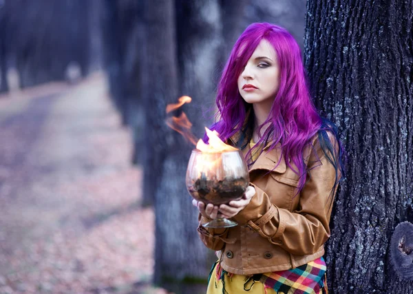 Retrato de uma menina com cabelo roxo — Fotografia de Stock