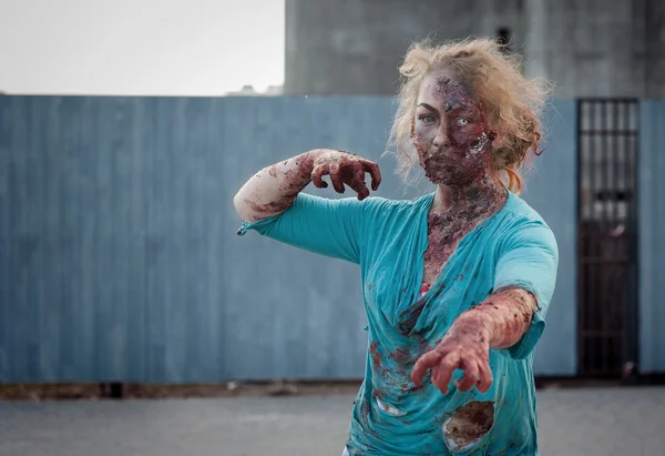 Chica zombie ataque — Foto de Stock