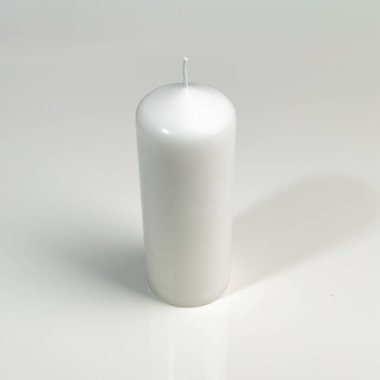 Beyaz arkaplanda beyaz bir mum