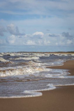 Deniz kenarında güneşli bir gün