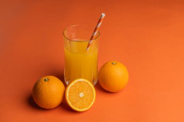 Turuncu arka planda tatlı portakallar