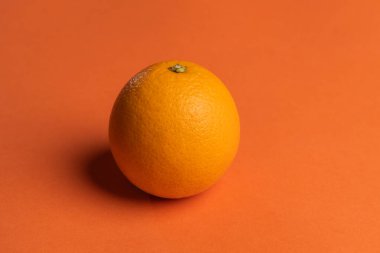 Turuncu arka planda tatlı portakallar