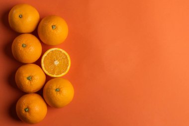 Turuncu arka planda tatlı portakallar