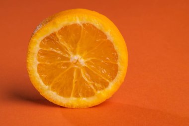 Turuncu arka planda tatlı portakallar