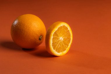 Turuncu arka planda tatlı portakallar