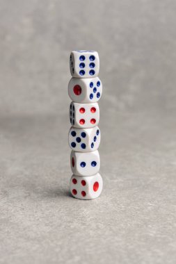 Gri üzerine izole edilmiş oyun zarları. 