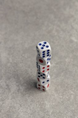 Gri üzerine izole edilmiş oyun zarları. 