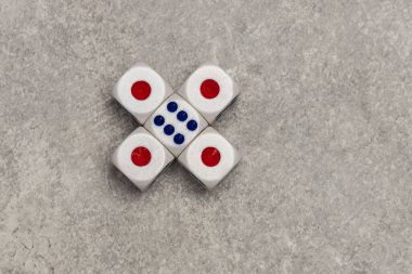 Gri üzerine izole edilmiş oyun zarları. 