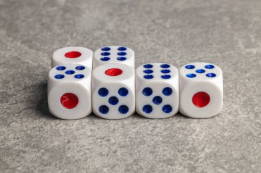 Gri üzerine izole edilmiş oyun zarları. 