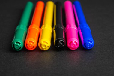 Bir sürü parlak renkli işaret var.