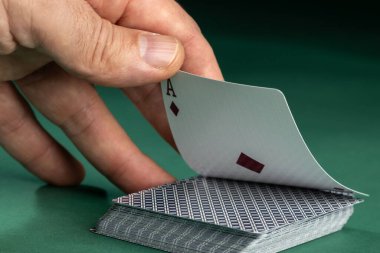 Yeşil arka planda kumar kartları