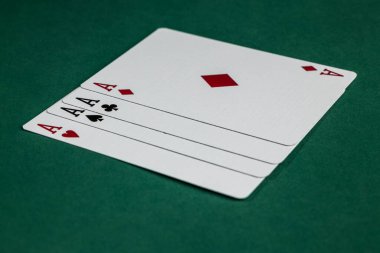 Yeşil arka planda kumar kartları