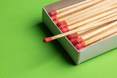 Yeşil arkaplanda büyük eşleşmeler