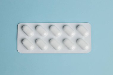 Gök mavisi arka planda beyaz haplar