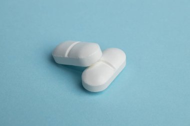 Gök mavisi arka planda beyaz haplar