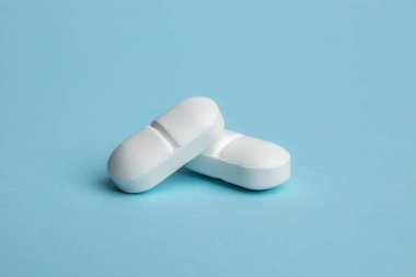 Gök mavisi arka planda beyaz haplar