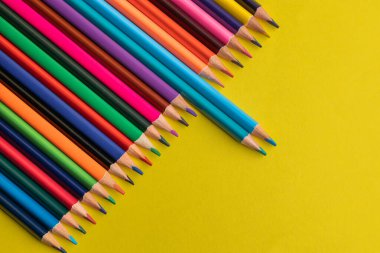 Sarı arkaplanda renkli kalemler