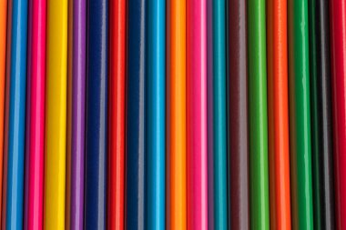 Parlak renkli renkli kalemler var. Fotoğraf.