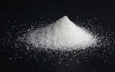 Granüllü ve tatlı, rafine beyaz şeker fotoğraf