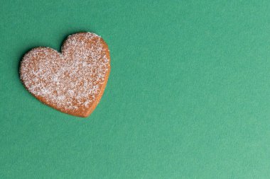 Yeşil arka planda zencefilli kek kalpleri