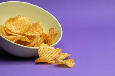 Domuz pastırması aromalı büyük tırtıklı patates cipsi.