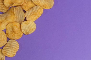 Domuz pastırması aromalı büyük tırtıklı patates cipsi.