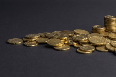 Siyah arkaplanda bir sürü euro madeni para