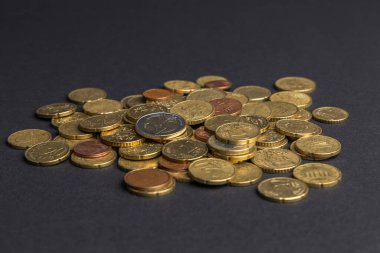 Siyah arkaplanda bir sürü euro madeni para