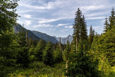 Çevredeki dağ tepelerinden güzel manzaralar.