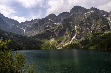 Çevredeki dağ tepelerinden güzel manzaralar.