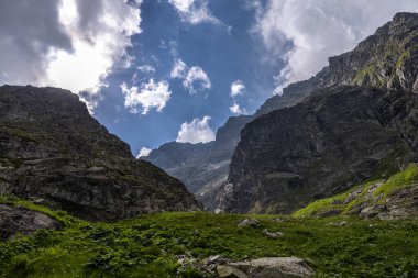 Çevredeki dağ tepelerinden güzel manzaralar.
