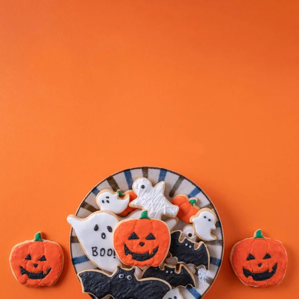 Bovenaanzicht Van Halloween Feestelijk Versierde Glazuur Peperkoek Suiker Koekjes Oranje — Stockfoto