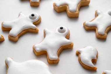 Tatlı Cadılar Bayramı kurabiyelerini kremalı krema torbasıyla süsleyin..