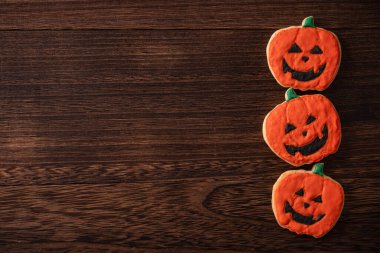 Cadılar Bayramı 'nın en iyi manzarası dekore edilmiş zencefilli kurabiye kurabiyeleri fotokopi alanı ve düz konum.