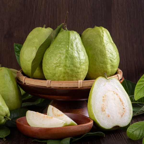 Närbild Läckra Vackra Guava Set Med Färska Gröna Blad Isolerade — Stockfoto