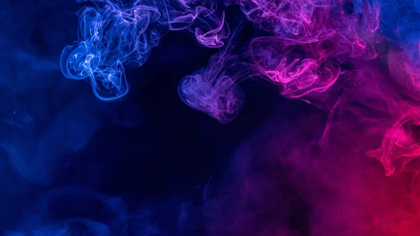 Imagem Conceitual Fumaça Cor Vermelha Azul Colorida Isolada Fundo Preto — Fotografia de Stock