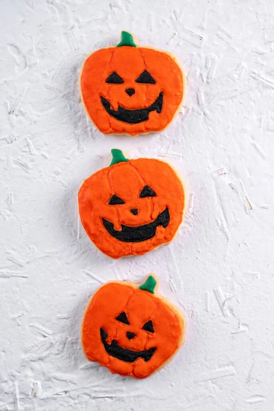 Draufsicht Auf Halloween Festlich Dekorierte Puderzucker Plätzchen Auf Weißem Hintergrund — Stockfoto