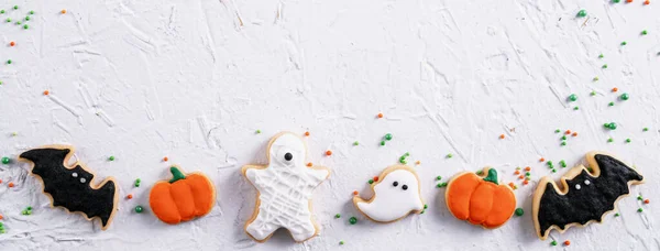 Draufsicht Auf Halloween Festlich Dekorierte Puderzucker Plätzchen Auf Weißem Hintergrund — Stockfoto