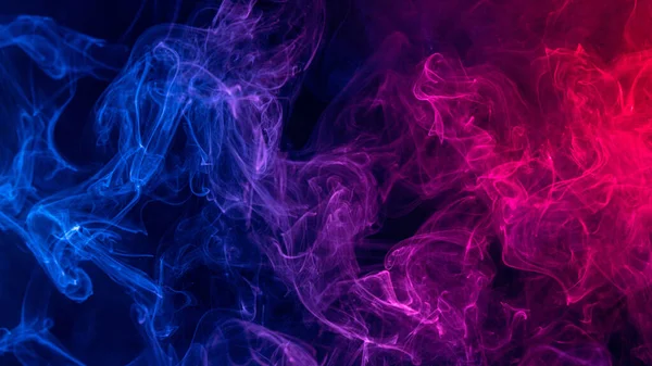 Imagem Conceitual Fumaça Cor Vermelha Azul Colorida Isolada Fundo Preto — Fotografia de Stock