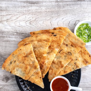 Tayvan yemeği. Parlak ahşap masa arkaplanında leziz pullu gözleme. Tayvan 'da geleneksel atıştırmalıklar..