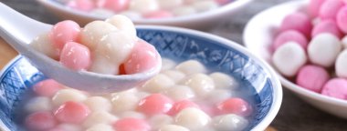 Kırmızı ve beyaz tangyuan 'ı (tang yuan, glutinous rice dumpling balls) kış gündönümü festivali için ahşap zemin üzerinde mavi kasede kapatın..