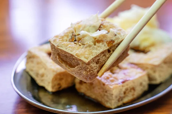 Deep fried stinky tofu, fermented bean curd with pickled cabbage vegetable, famous and delicious street food in Taiwan, lifestyle. — Stock Image Deep Fried Stinky Tofu Fermented Bean Curd Pickled Cabbage Vegetable Stock Picture