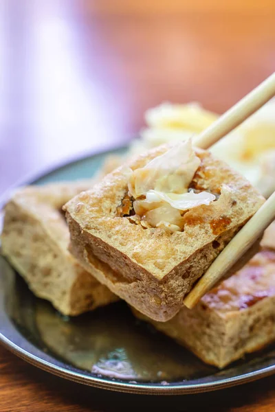 Deep fried stinky tofu, fermented bean curd with pickled cabbage vegetable, famous and delicious street food in Taiwan, lifestyle. — Stock Image Deep Fried Stinky Tofu Fermented Bean Curd Pickled Cabbage Vegetable Stock Image