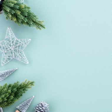 Noel ağacı, hediye yıldızı, zencefilli kurabiye dairesi ve yeşil arka planda izole edilmiş fotokopi alanı..