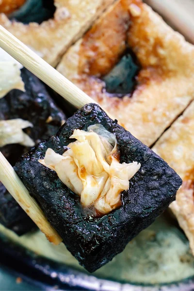 深い揚げ臭豆腐 酢漬けキャベツ野菜と発酵豆腐 台湾で有名でおいしいストリートフード ライフスタイル — ストック写真