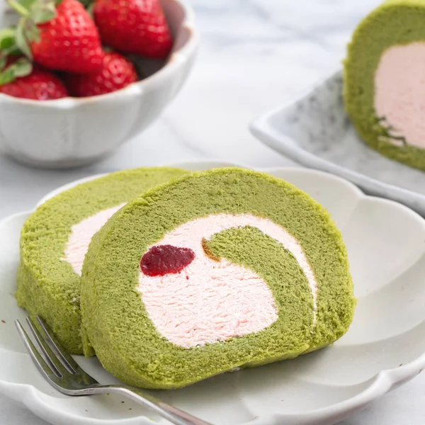 Deliciosos Rodajas Pastel Rollo Suizo Matcha Con Crema Fresa Sobre — Foto de Stock