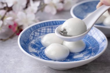 Kış Gündönümü festivali için büyük tangyuan yuanosunun (glutinous rice dumpling balls) yakın plan resmini çek..