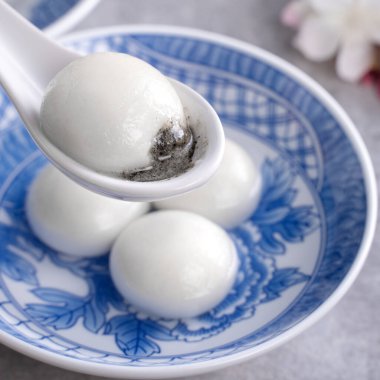 Kış Gündönümü festivali için büyük tangyuan yuanosunun (glutinous rice dumpling balls) yakın plan resmini çek..